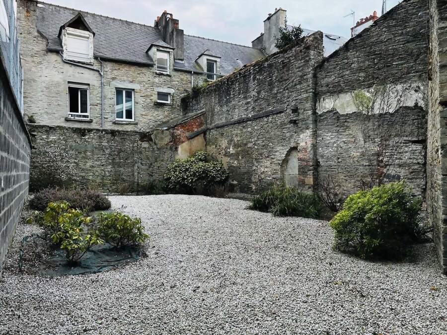 Cour extérieure fermée et paysagée de la résidence sécurisée en centre-ville de Cherbourg